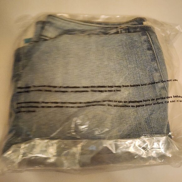 Maurices High Rise Ripped Button Fly Capri - 8 - Picture 5 of 7